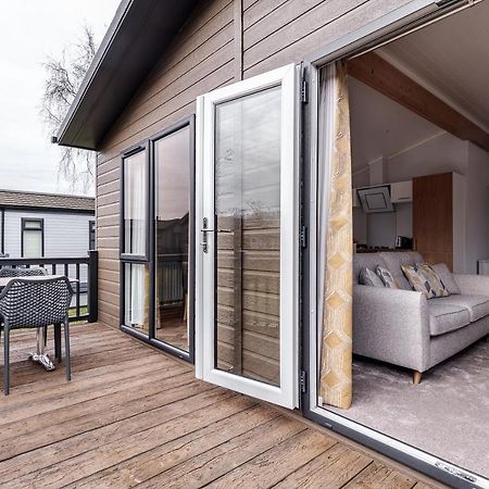 Roydon Marina Village Lodges Ngoại thất bức ảnh