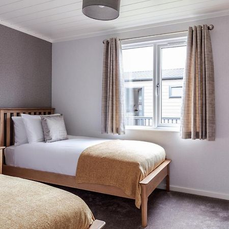 Roydon Marina Village Lodges Ngoại thất bức ảnh